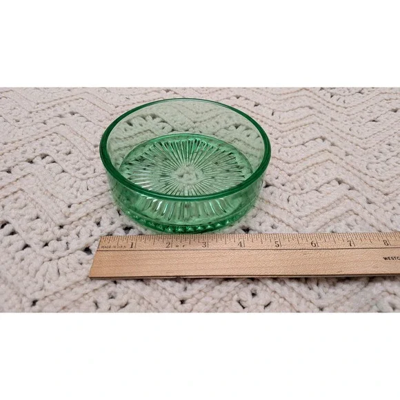 Vintage Green Uranium Glass Bowl Starburst Pattern Glows UV Blacklight 4.5 Inch - Picture 3 of 7